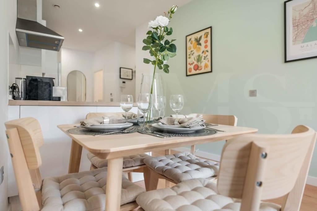 Fresh & Stylish Apartment With Parking By Rems Malaga Exterior photo