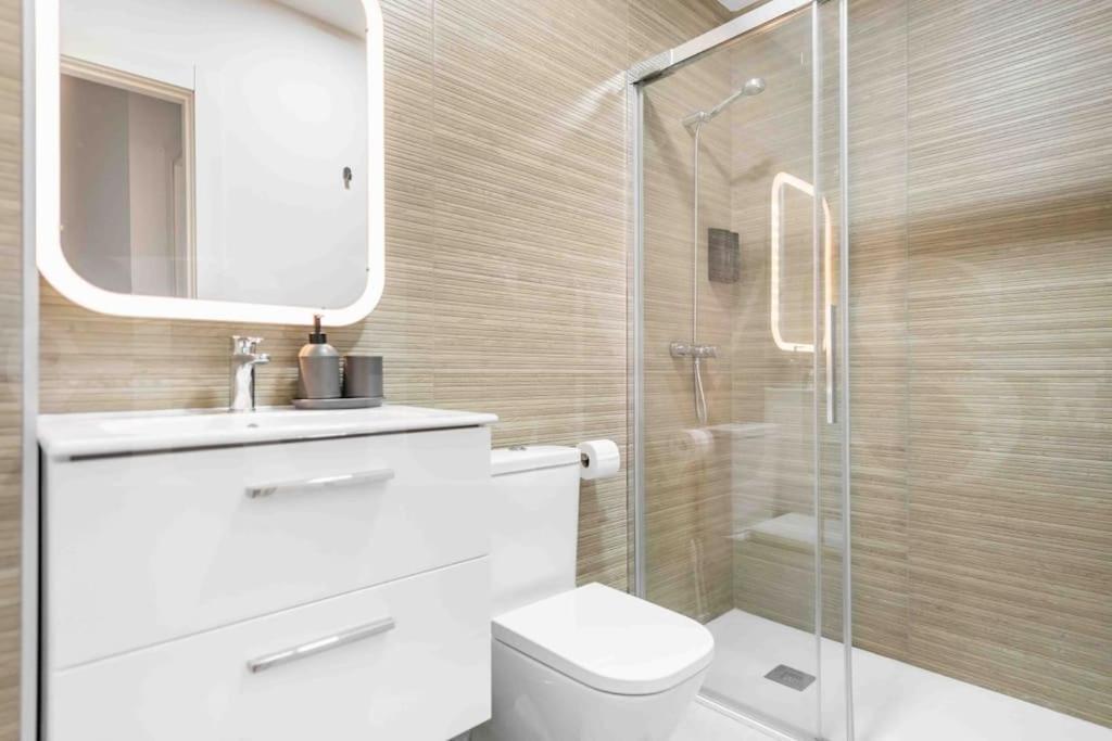 Fresh & Stylish Apartment With Parking By Rems Malaga Exterior photo